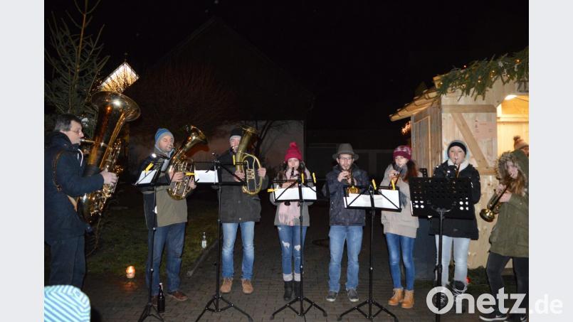 Für festliche Stimmung sorgte die &quot;Haager Dorfmuse&quot;, die weihnachtliche Stücke zum Besten gab. Bild: bej