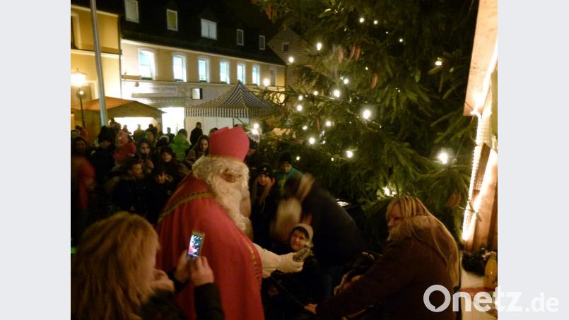 Viel „Reisegepäck“ verteilt St. Nikolaus vor dem Eschenbacher Rathaus. Bild: rn