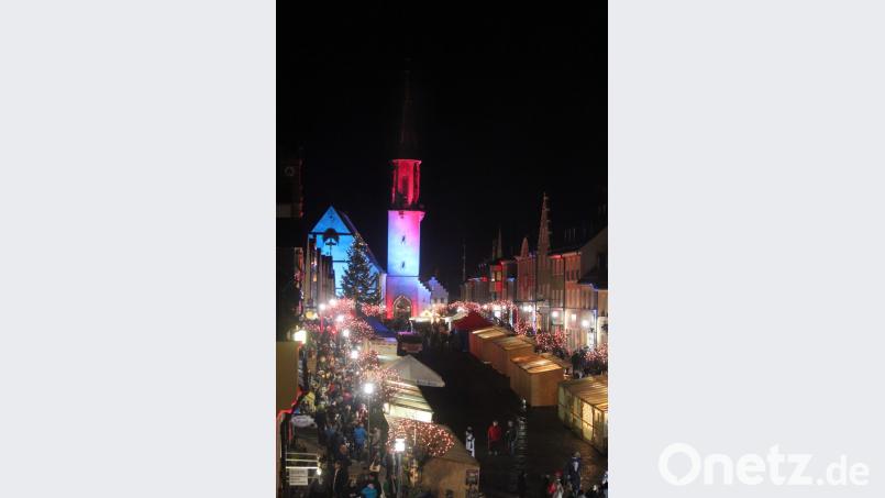 Immer wieder einsetzender Regen trübt die heimelige Atmosphäre etwas beim 15. Candle-Light-Shopping des KEM-Verbandes in der Kemnather Altstadt. Bild: stg