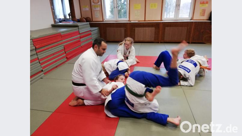 Milan Disovic (links) gab beim Stützpunkttraining in Kümmersbruck viele Tipps. Bild: tbi