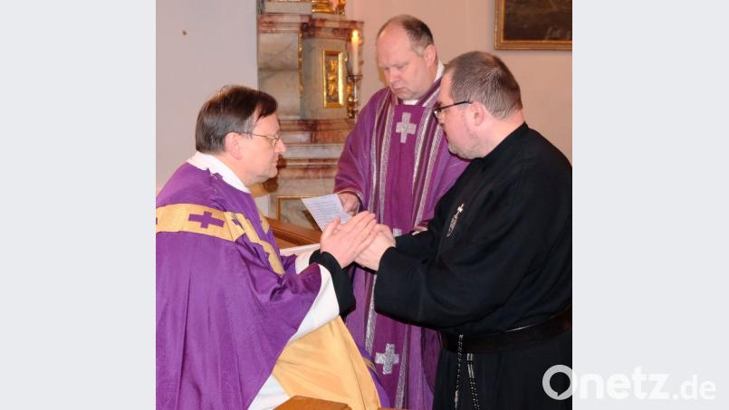 In die Hände von Provinzial Pater Gregor Lenzen (links) versprach Frater Pius die Ordensregeln zu befolgen. Rektor Pater Lukas Temme (Mitte) begleitete die Feierlichkeit. Bild: mab