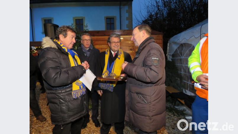 Präsident Franz Göhl, Bürgermeister Franz Stahl und District-Governor Wolfgang Debler (von links) überreichten Wilhelm Ziegler (rechts) die internationale Auszeichnung des Lions-Clubs. Bild: ubb