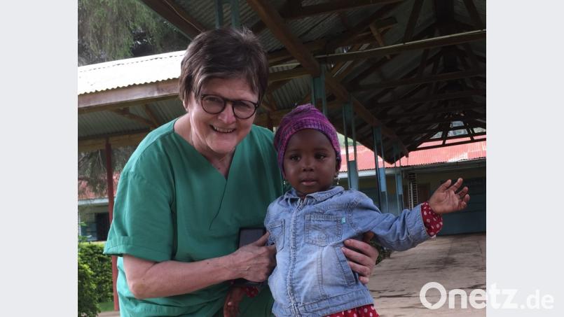 Auf unzähligen Fotos aus Tansania strahlt Dr. Annemarie Schraml mit den Kindern, denen sie helfen konnte, um die Wette. Bild: privat