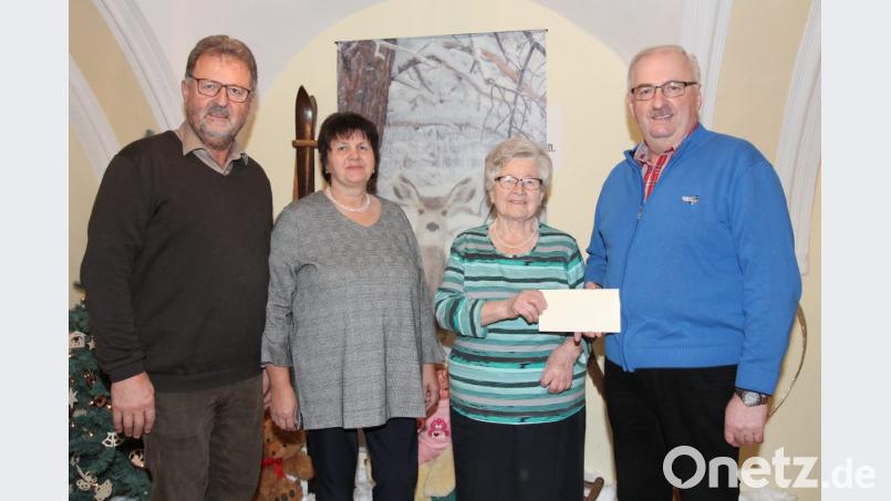 Martha Seibert (Zweite von rechts) übergibt zusammen mit ihrer Tochter Hannelore Maurer und Schwiegersohn Johann Maurer (links daneben) 600 Euro an Herbert Putzer. Bild: pi