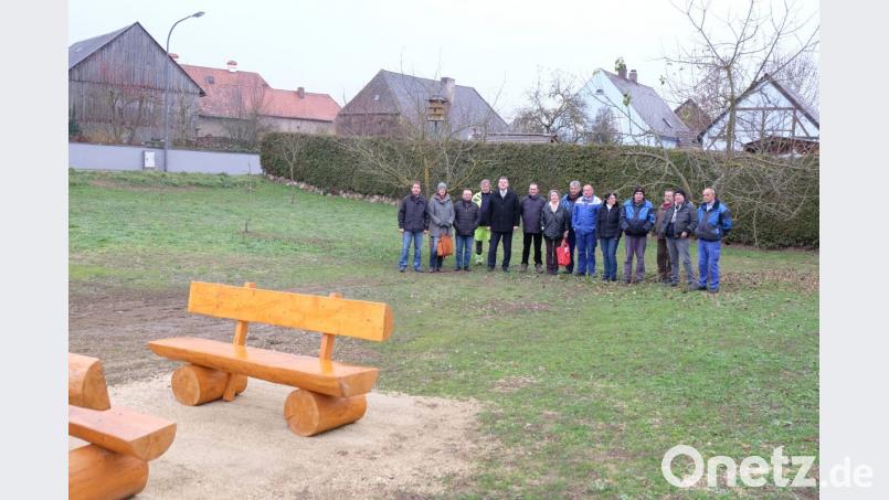 Bei einem Ortstermin haben sich die Verantwortlichen der „Essbaren Stadt“ von den Fortschritten in Axtheid überzeugt. Bild: Stefanie Gradl