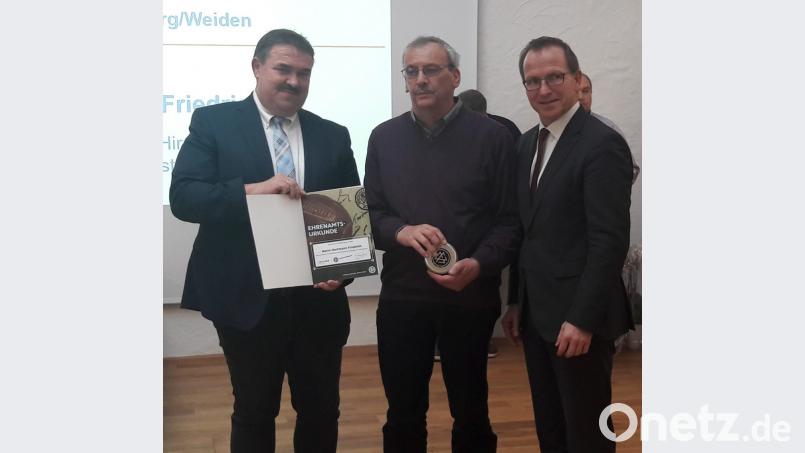 Kreisvorsitzender Albert Kellner (links) und BLSV-Präsident Jörg Ammon (rechts) gratulieren Friedrich Herrmann für diese Würdigung. Bild: cgh