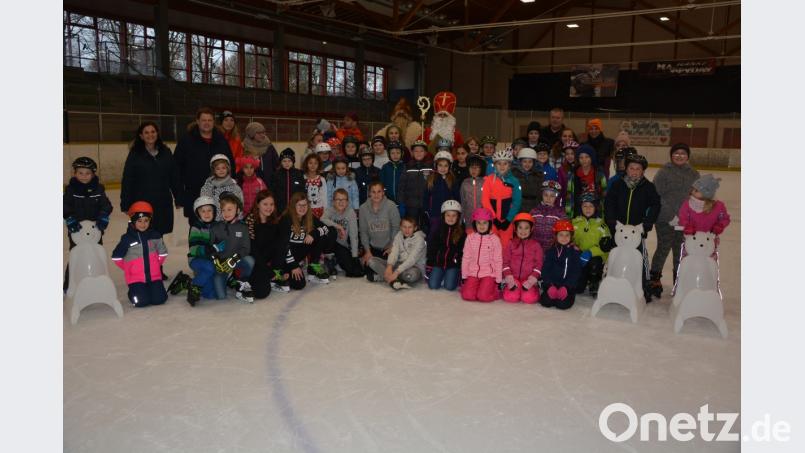 St. Nikolaus und Knecht Ruprecht statten den Kindern in der Eissporthalle einen Besuch ab. Mit im Bild Astrid Häring (zweite Reihe, links) von der Stadtverwaltung, rechts neben ihr zweiter Bürgermeister Stefan Grillmeier. Bild: jr