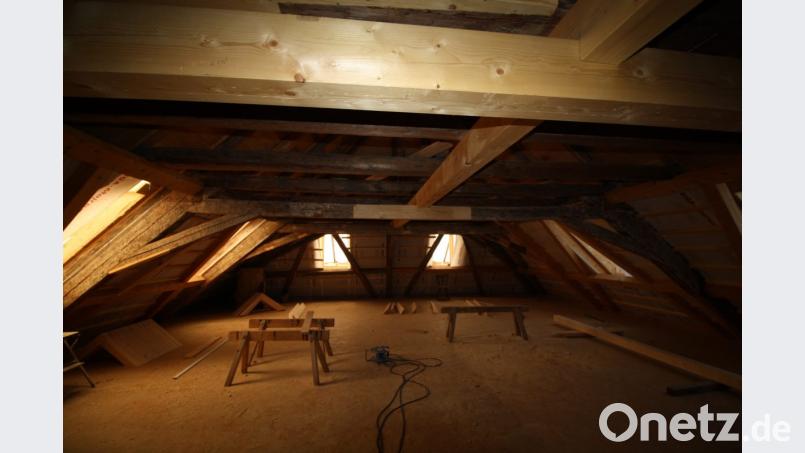 Planmäßig verläuft die Sanierung des einstigen „Memory“. Mit Hilfe eines neuartigen Verfahrens konnten große Teile des rund 250 Jahre alten Dachstuhls bewahrt werden. Im neuen Jahr werde es einen „Tag der offenen Baustelle“ geben, kündigte Bürgermeisterin Carmen Pepiuk in der Bürgerversammlung an. Bild: bjp