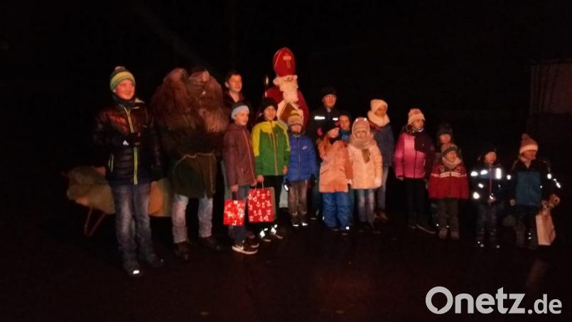 Zahlreiche Kinder finden sich an der Kapelle in Lenau ein, um den Nikolaus und Knecht Ruprecht willkommen zu heißen. Bild: jsa