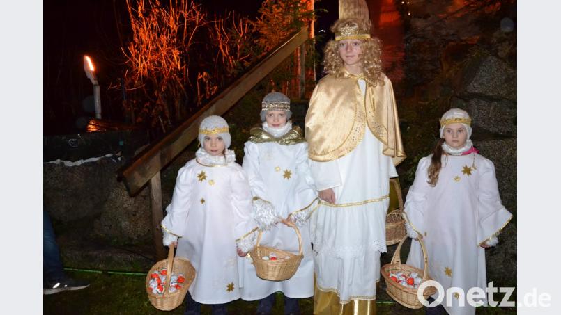 Beim Weihnachtsmarkt auf Schloss Burgtreswitz kommt das Christkind (Jenny Arnold) mit seinen drei Engeln (Laura und Leonie Koch sowie Alexandra Stahl) zu den Kindern. Bild: gi