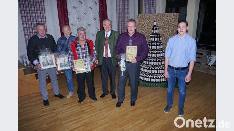 Brauereibesitzer Wolfgang Rasel (Vierter von links) ehrte Wolfgang Bing, Christian Mändl, Alfred Zapf, Dirk Zimmermann und Lorenz Weber (von links). Bild: nib