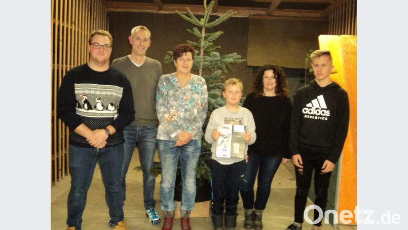 Schützenmeister Martin Bauer (Zweiter von links) gratulierte den erfolgreichen Schützen. Bild: ksi