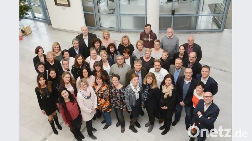 Erstmals ehrt Witt Mitarbeiter, die seit 25 Jahren im Unternehmen sind, im Schlör-Saal der Max-Reger-Halle. Ein erfreuliches Zeichen für den Weidener Arbeitsmarkt: Für die stattliche Anzahl ist in den eigenen Firmenräumen kein Platz. Die 40-Jahre-Jubilare sind nicht erschienen. Bild: Gabi Schönberger