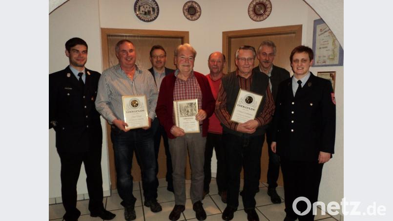 Die Feuerwehr zeichnete langjährige Mitglieder aus. Unser Bild zeigt einen Teil zusammen mit Kommandant Florian Schanderl (links), Vorsitzender Doris Graf-Eichhammer (rechts) und Drittem Bürgermeister Gerhard Peter (Zweiter von rechts). Hartmut Scheidts (Vierter von links) künstlerisches Talent kam der Wehr bei Schriften und Urkunden zugute. Bild: ksi
