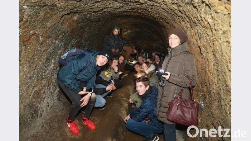 Begeistert sind die tschechischen Schüler vom Besuch eines der Felsenkeller. Mit auf dem Bild (rechts) Übersetzerin Lenka Uschold. Bild: njn