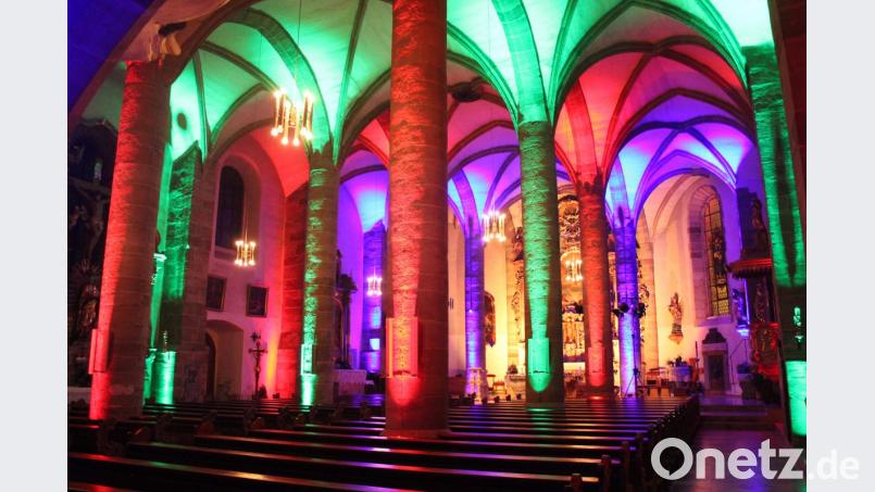 Bevor die Ramona Fink Gospel Group in der Stadtpfarrkirche den Abend mit einem Konzert beschließt, haben die Besucher Gelegenheit, die besondere Illumination des Kirchenraumes auf sich wirken zu lassen. Bild: stg