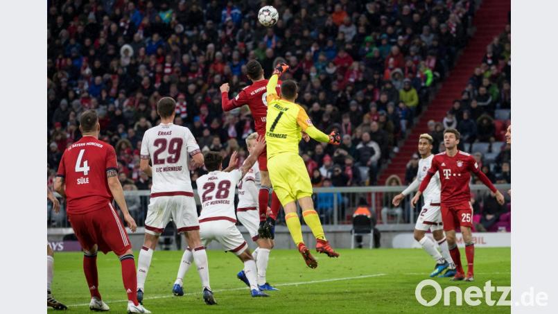 Robert Lewandowski (M.l.) von München und Torwart Fabian Bredlow (M.r.) von Nürnberg kämpfen um den Ball, der Raigeringer &quot;Club&quot;-Profi Patrick Erras (Nr. 29) schaut zu. Bild: Sven Hoppe/dpa