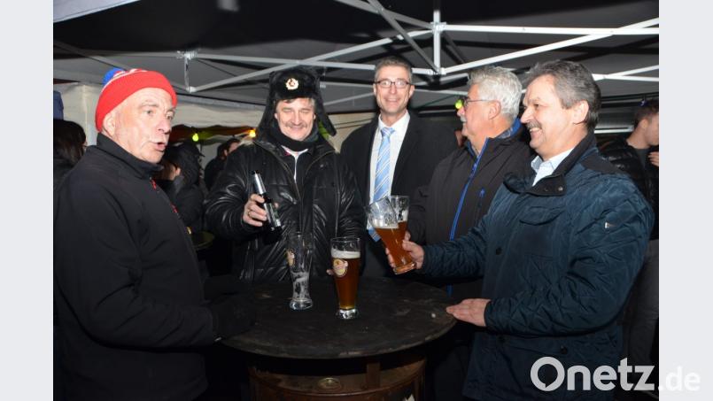 Ein Prosit auf die Benefiz-Aktion &quot;Styling gegen Krebs&quot;. Bürgermeister Andreas Wutzlhofer (rechts) gilt mit als Ideengeber für diese großartige Aktion, die heuer zum elften Mal in Folge veranstaltet wurde. Bild: dob