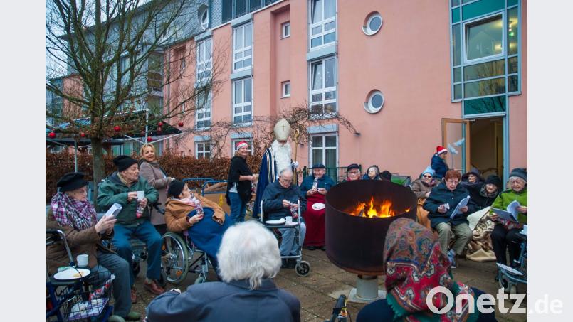 Der Nikolaus bekam Unterstützung beim Verteilen der Geschenke Bild: cfd