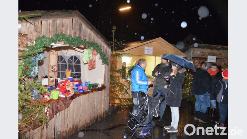 Weihnachtliche Stimmung auch bei Regenwetter am Bechtsriether Weihnachtsmarkt. Bild: fz