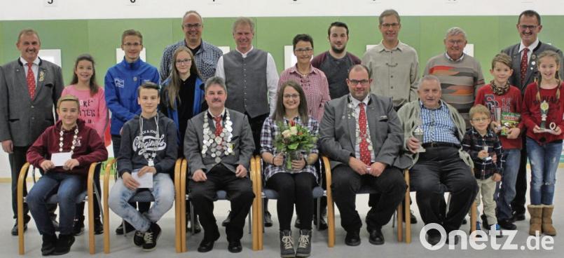 Das neue Königreich präsentiert sich: (sitzend von links) Schülerkönig Ramon Porsch, Jugendkönig Johannes Schieder, Schützenkönig Norbert Häupl, Schützenliesl Annika Kraus, Pistolenkönig Florian Schmidt, Wanderpokalsieger Franz Wenning und die Biwi-Pokal-Gewinner Johannes Haas, Jeremy Zahn und Zoe Peraus. Die platzierten Ritter stehen jeweils hinter dem König. Vorsitzender Heinz Kraus (hinten rechts) inthronisiert zusammen mit seinem Vertreter Volkmar Sirtl (links) die Könige. Bild: att
