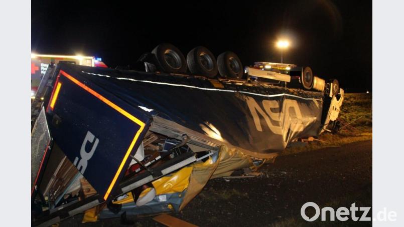 Der Fahrer hatte einen Schutzengel: Er wurde bei dem Unfall, an dem er allein beteiligt war, nur leicht verletzt. Der Sattelzug überschlug sich. Schaden: Über 155 000 Euro. Bild: Verkehrspolizeiinspektion Amberg