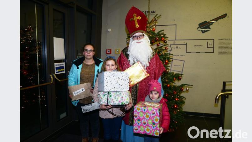 Der Nikolaus bringt Geschenke für die erfolgreichen Ballonweitflieger mit. Gleich zwei Pakete erhält Sophia Penndorf für den weitesten Flug. Emma Zetzl (rechts) bekam für Platz zwei ein großes Geschenk. Sabine Kick (links) wurde dritte und freute sich auch noch über ein Päckchen. Bild: bey