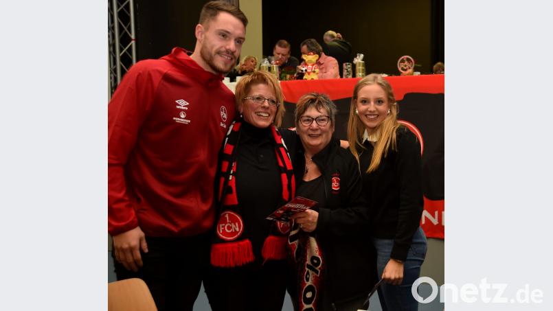 Den Tabellenstand findet Christian Mathenia nicht lustig, das gemeinsame Foto mit FCN-Anhängerinnen schon: Selina Lang, Brigitte Fleischmann und Sabine Hirnert (von rechts) vom Fanclub Irchenrieth freuen sich über den netten Moment. Bild: A. Schwarzmeier