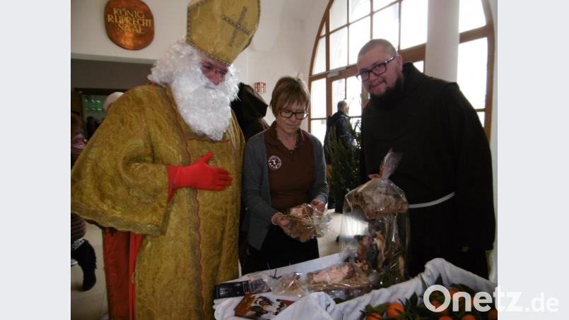Der Nikolaus freut sich gemeinsam Guardian Seraphim vom Franziskaner-Kloster auf dem Mariahilfberg über die Jesuskindl. Bild: mma
