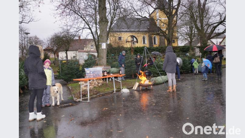 Die Lennesriether Feuerwehr verkauft Christbäume auf dem Dorfplatz. Bild: fvo