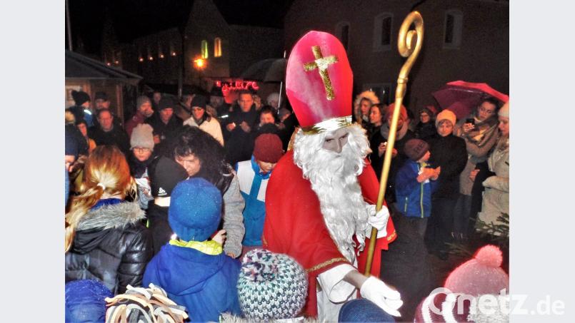 Für jedes Kind hat der Nikolaus ein Geschenk dabei. Bild: jml