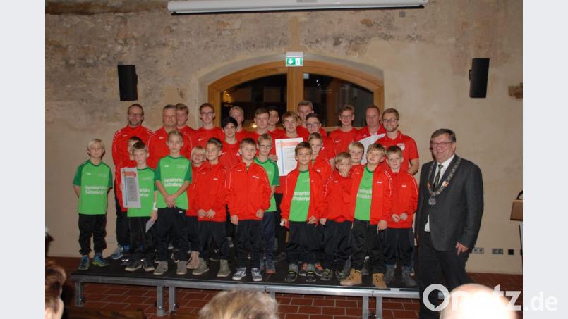 Für Fair - Paly im Bayerischen Fußballverband wurden zwei Mannschaften des SV Schmidmühlen ausgezeichnet. Bild: pop