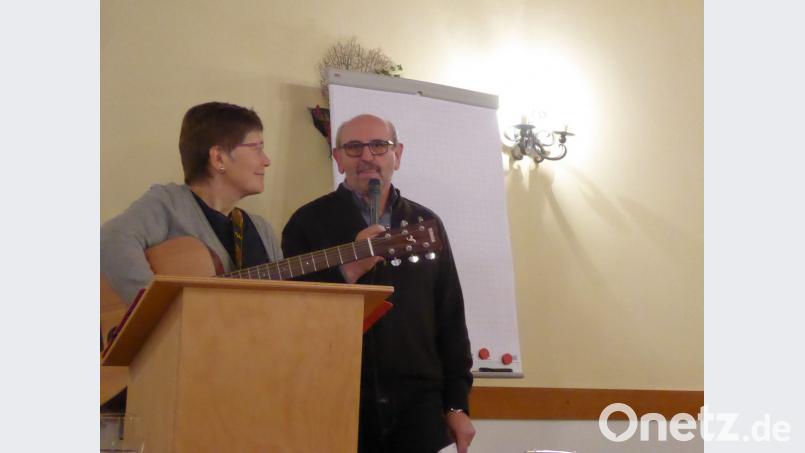 Dorothea und Georg Fritsch stimmten musikalisch auf den Vortrag ein. Bild: di