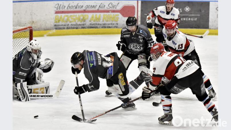 ERSC-Spieler Dan Heilman rettet im Fallen vor dem Amberger Torhüter Oliver Engmann. Nach zehn Siegen am Stück gab es für die Löwen am Freitagabend gegen den ESC Vilshofen (rechts vorne Andreas Toth) wieder einmal eine Niederlage. Bild: Hubert Ziegler