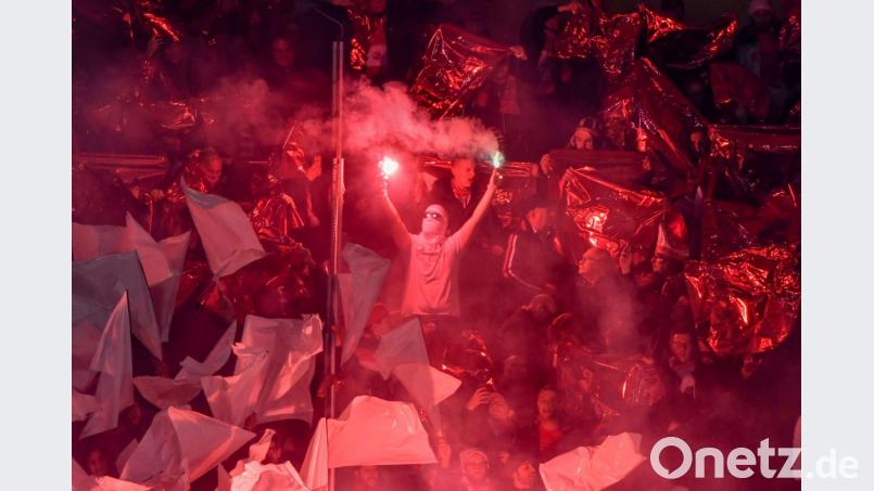 Die Kölner Fans zündeten am Freitag in der Regensburger Continental-Arena Pyrotechnik. Bild: agentur_dpa