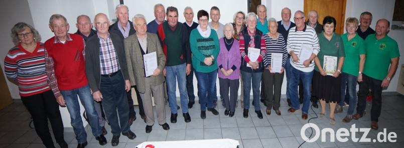 Vorstand Manfred Götz (rechts) und die stellvertretende Kreisverbandsvorsitzende Agnes Feuerer (links) ehrten die langjährigen Mitglieder und gratulierten der Siegerin des Gartenfruchtwettbewerbs Maria Schleicher (Dritte von rechts) Bild: nib