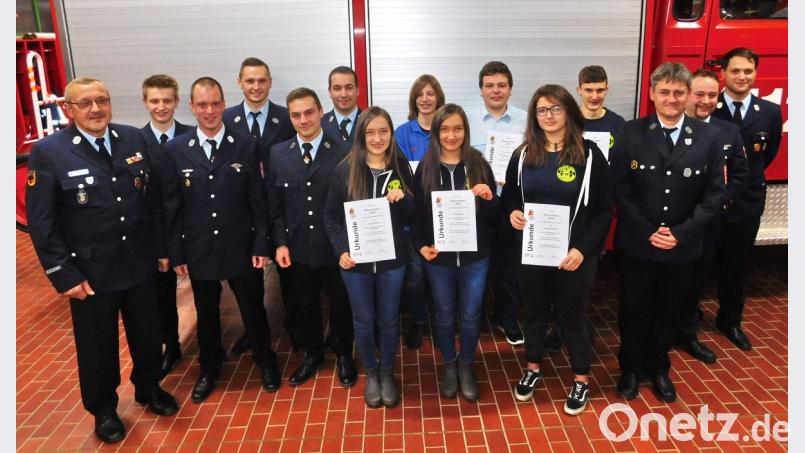 Zu Beförderungen und bestandenen Wissensprüfungen gratulieren Kreisbrandmeister Karlheinz Sehnke (links) und Kommandant Volker Hammon (rechts) Michael Walter, Jörg Fichtner, Patrick Pfau, Andre Hofmann, Peter Lauterbach, Anna Dorsch, Luka Löwel, Tina Dorsch, Max Höreth, Hanna Höreth, Jens Küffner, Andre Bäuml und Christian Schwarzer (von links). Bild: hai