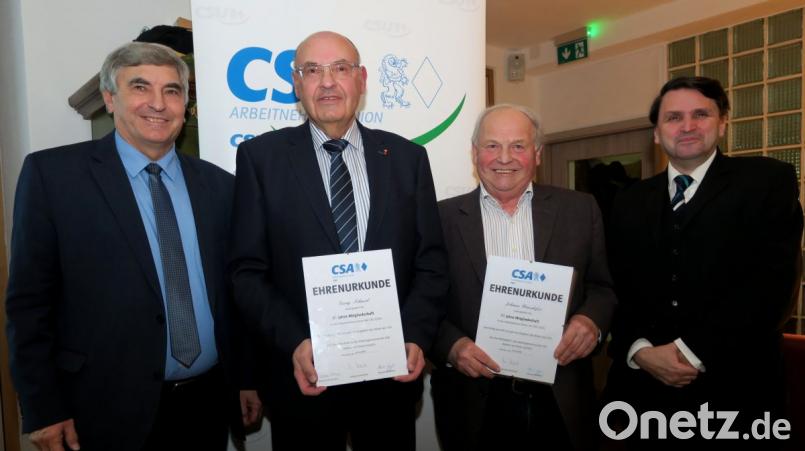 Kreisvorsitzender Alexander Pangerl (rechts) und MdB Karl Holmeier (links) ehrten Georg Schmid (Zweiter von links) und Johann Wirnshofer (Zweiter von rechts) für langjährige Treue zur CSA. Bild: Hirsch