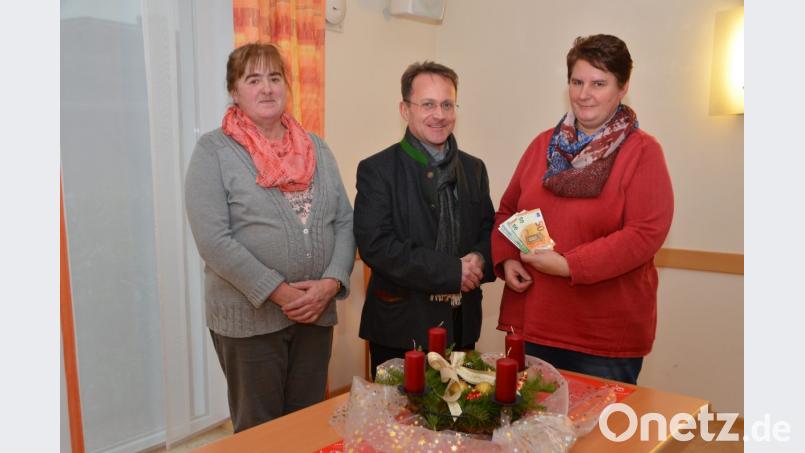Erika Kiesl, Sprecherin und eine der Vorsitzenden des Waldauer Frauenbund-Zweigvereins (links) und Kassiererin Marion Kick (rechts) überreichten an Dekan Alexander Hösl eine 500- Euro-Spende für die Umbaumaßnahme im Kindergarten Don Bosco. Bild: dob