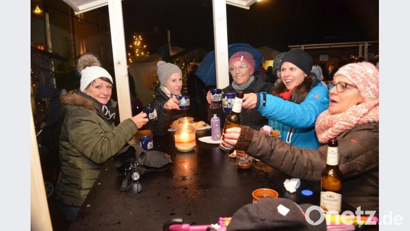 Der Glühwein schmeckt bei kaltem Nieselregen besonders gut. Bild: fz