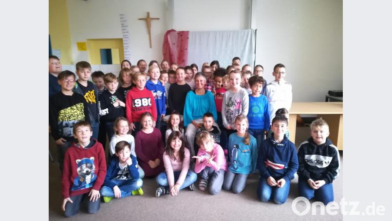Sabine Kreiner inmitten einer Zuhörerklasse Bild: hmp