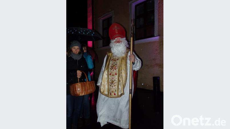 Der Nikolaus beschert brave Kinder Bild: wrt