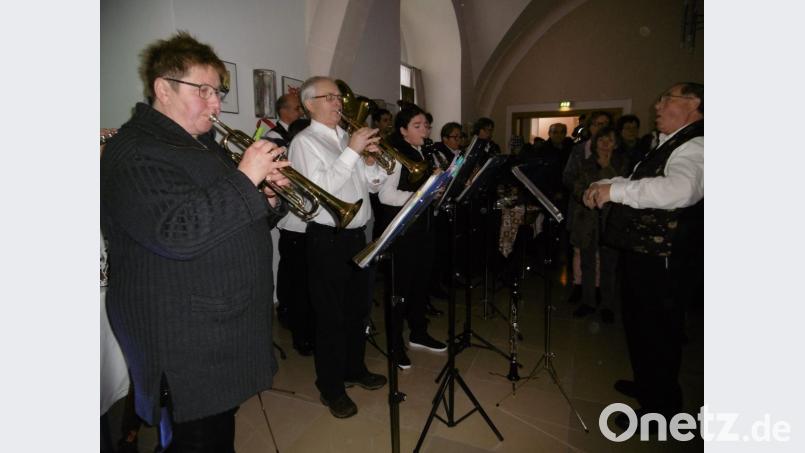 Die Don-Bosco-Bläser aus Ensdorf stimmen festlich ein. Bild: mma