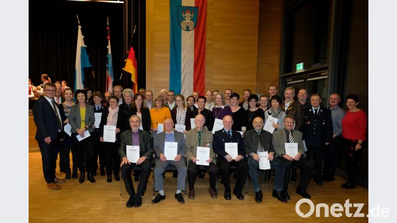 Bürgermeister Martin Birner (links) überreichte gemeinsam mit stellvertretendem Landrat Arnold Kimmerl (zweiter von links) Urkunden und Präsente an verdiente Damen und Herren des öffentlichen Lebens. Bild: exb