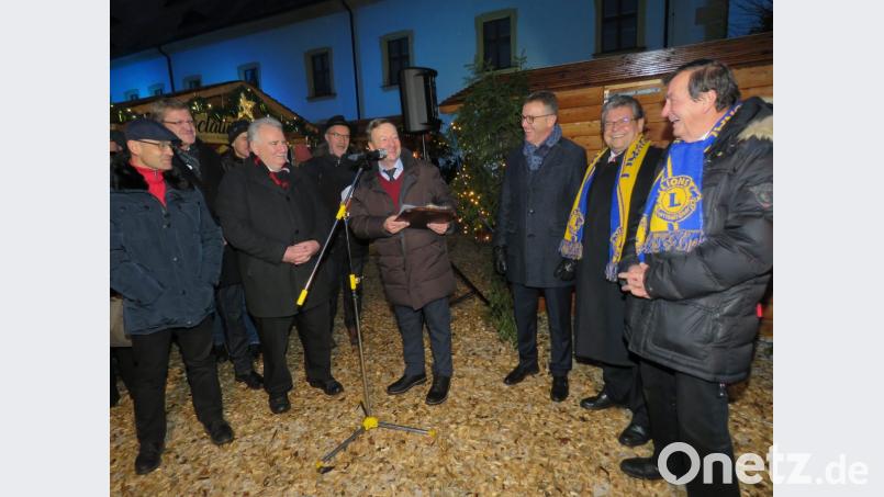Unternehmer Wilhelm Ziegler (Mitte am Mikrofon) bedankte sich herzlich für die großartige Auszeichnung. Diese Überraschung sei den Freunden im Lions -Club gelungen, so Ziegler. Bild: ubb