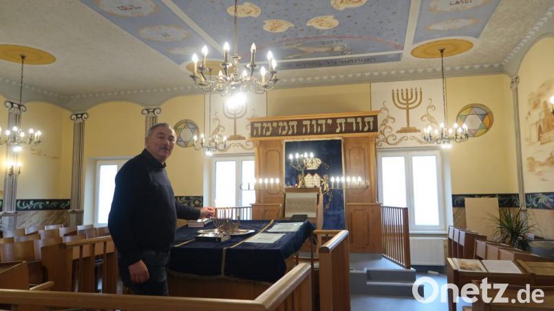 Werner Friedmann entzündet den Chanukkia, den Chanukka-Leuchter, im Gebetsraum in Weiden. Bild: Würth, Wolfgang