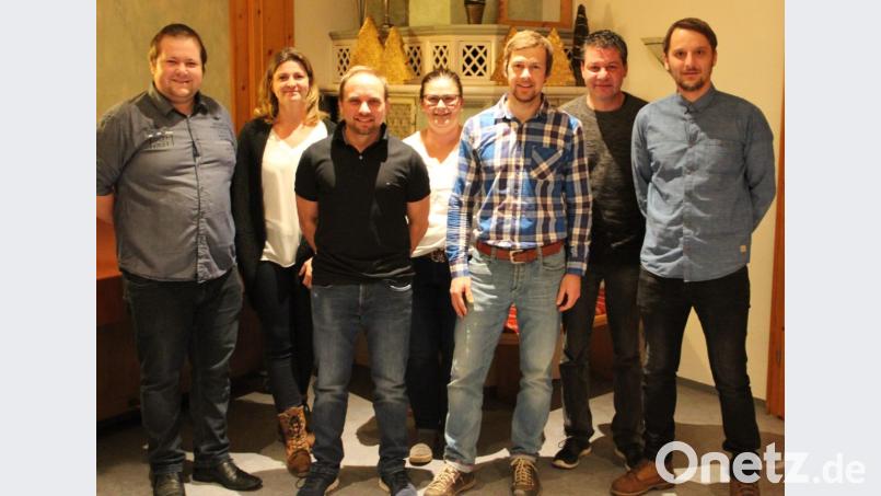 Sebastian Koller (Dritter von rechts) ist neuer Jugendleiter beim SV Freudenberg. Weiter mit dabei (von links): Georg Binner, Ina Piehler, Christian Algeier, Nadine Dotzler, Sebastian Schwarz und Dominik Meier. Bild: gri