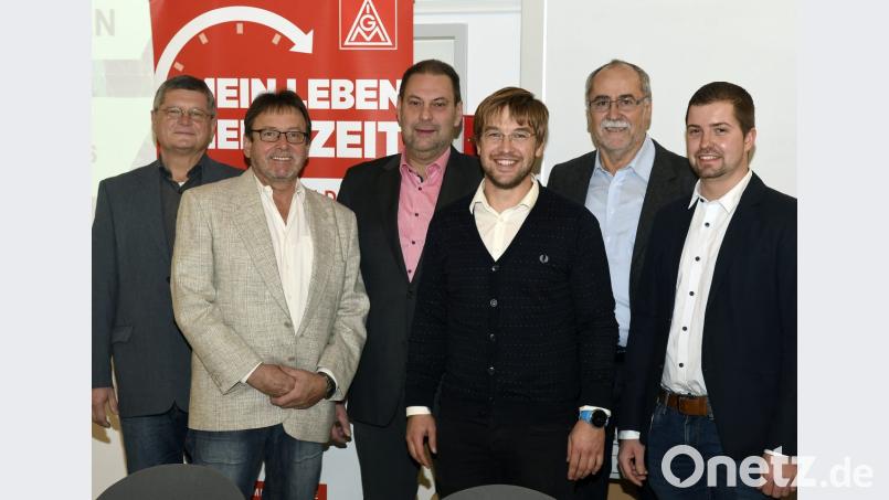 Einige der Mitglieder des Ausbilder-Arbeitskreises Amberg bei der Jubiläumsfeier: von links: Josef Gadomski (Prüfer), Gerhard Pilz (Prüfer), Markus Groß (Vorsitzender), Matthias Scherr (Fachsekretär), Konrad Dorner (Prüfer) und Benjamin Fritz (stellvertretender Vorsitzender). Bild: Hartl