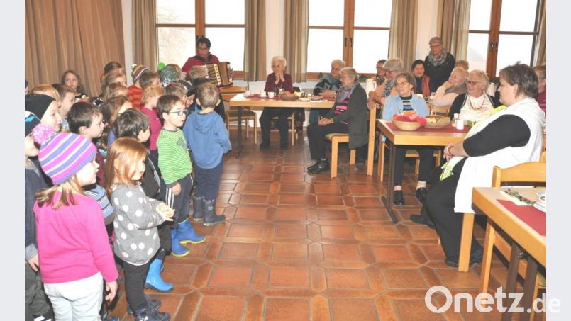 Die Buben und Mädchen des Kindergartens kommen mit ihren Liedern bei den Senioren gut an. Bild: es