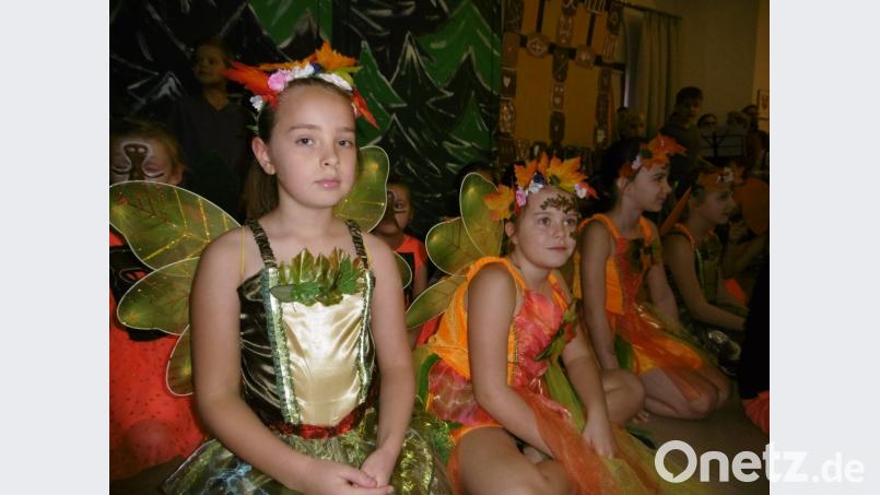 Zauberhafte Feen umrahmen die Aufführung. Bild: mma